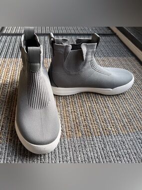 guc Vessi waterproof grey women’s stretch knit Chelsea ankle pull-on boots 7